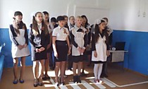 Учащиеся исполняют песню.